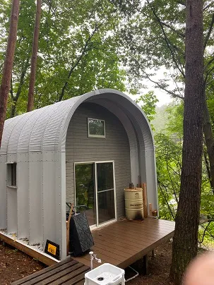 カナダ製の板金製の小屋