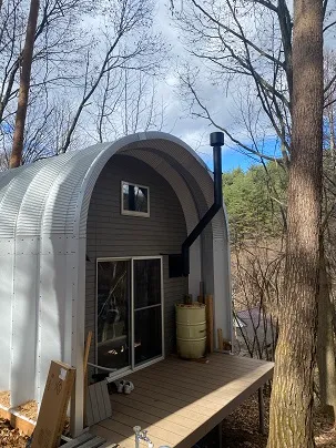 煙突を設置したカナダ製の板金製の小屋